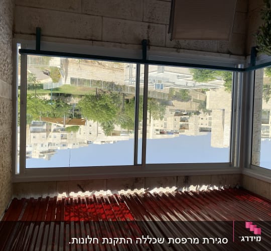 חלון אלומיניום עם מסגרת ירוקה
